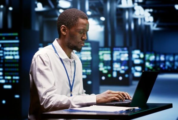 2753345-l-ingenieur-systeme-concoit-deploie-et-maintient-des-systemes-informatiques-assurant-leur-bon-fonctionnement-et-leur-securite-original-850x550 2753345-l-ingenieur-systeme-concoit-deploie-et-maintient-des-systemes-informatiques-assurant-leur-bon-fonctionnement-et-leur-securite-original-850x550